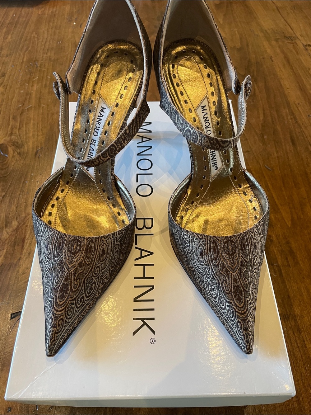 MANOLO BLAHNIK Byzantine Tapestry Mary Jane Pumps 35.5